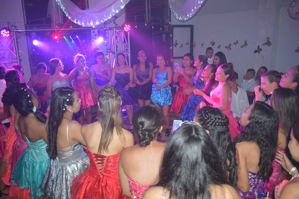 primera dama de yolombò cumple el sueño de más de 30 chicas celebrando sus 15 años 04.jpg