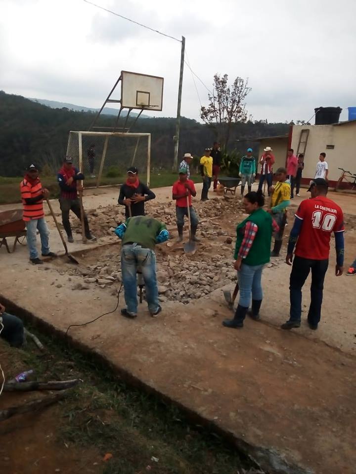 Recuperación De La Cancha Deportiva De La Escuela La Cordillera 01.jpg