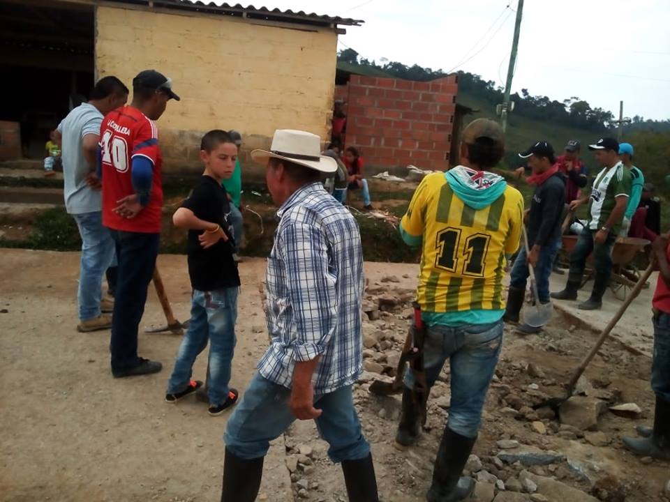 Recuperación De La Cancha Deportiva De La Escuela La Cordillera 04.jpg